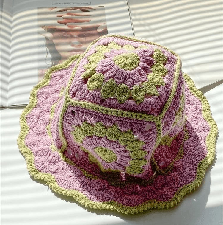 Roze Crochet Bucket Hat met Groene Bloempatroon