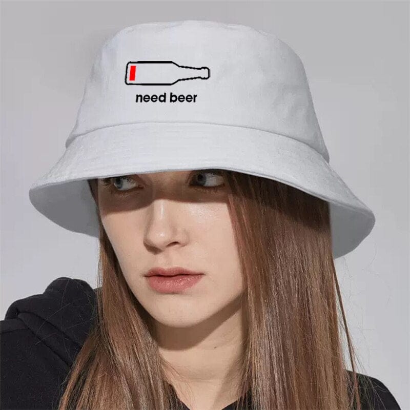 Witte Bucket Hat met "need beer" print