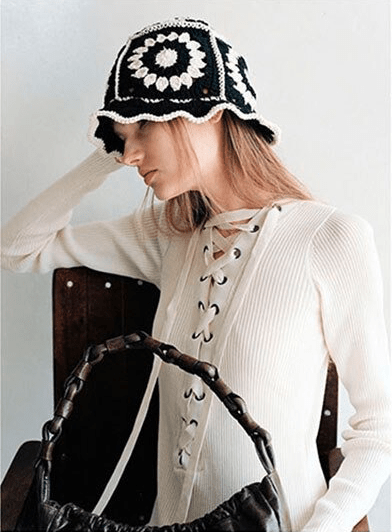 Zwarte Crochet Bucket Hat met Witte Bloempatroon
