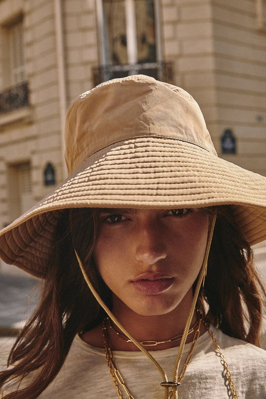 Big Bucket Hat Trends: Jouw Gids naar Oversized Stijl en Comfort