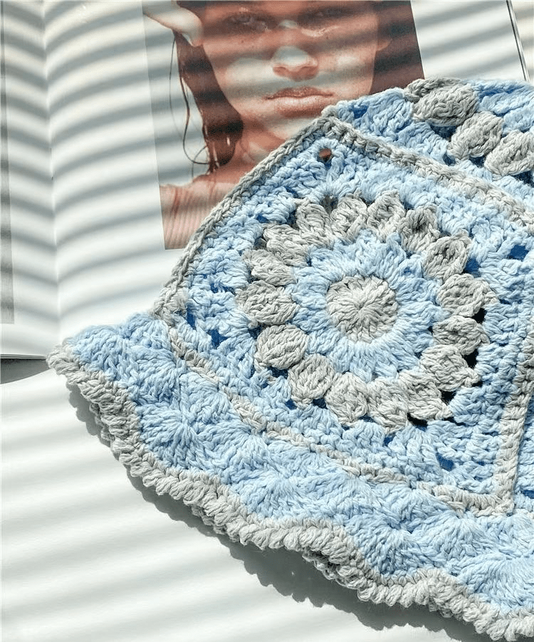 Blauwe Crochet Bucket Hat met Grijze Bloempatroon