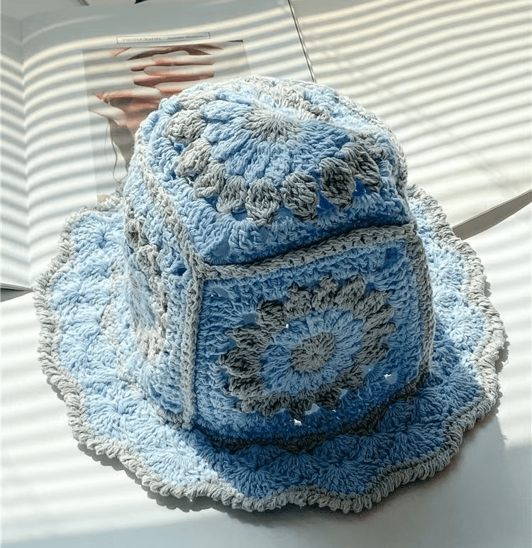 Blauwe Crochet Bucket Hat met Grijze Bloempatroon