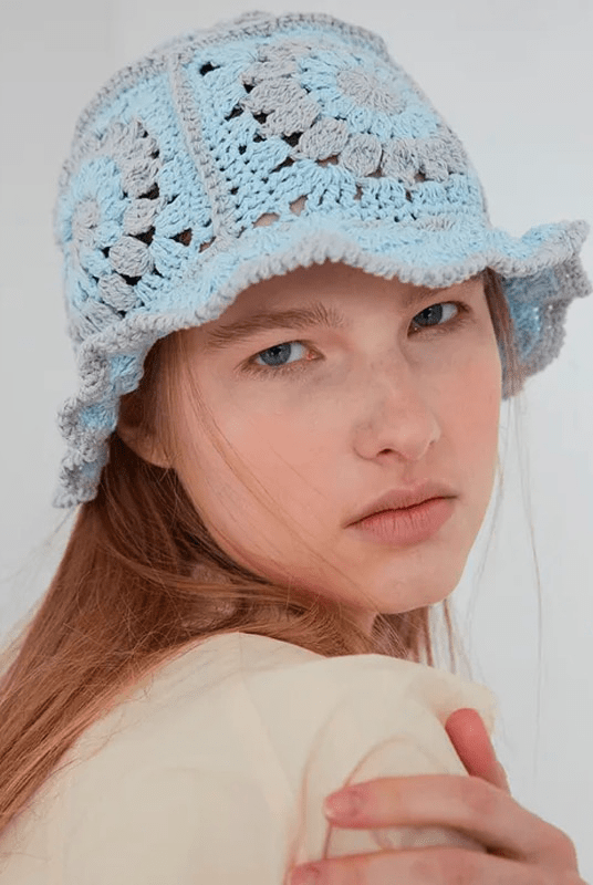 Blauwe Crochet Bucket Hat met Grijze Bloempatroon