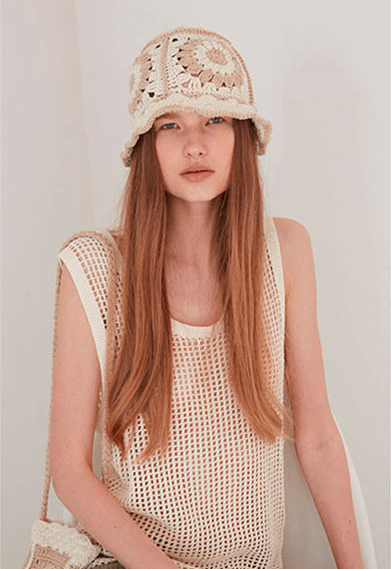 Off White Crochet Bucket Hat met Beige Bloempatroon