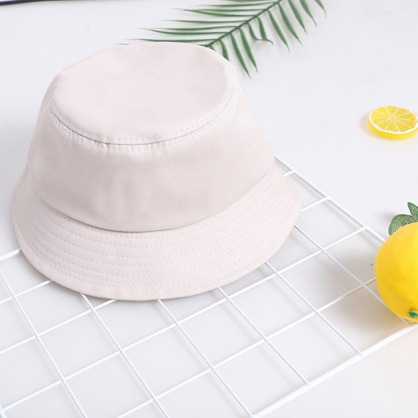 Witte Bucket Hat met "need beer" print